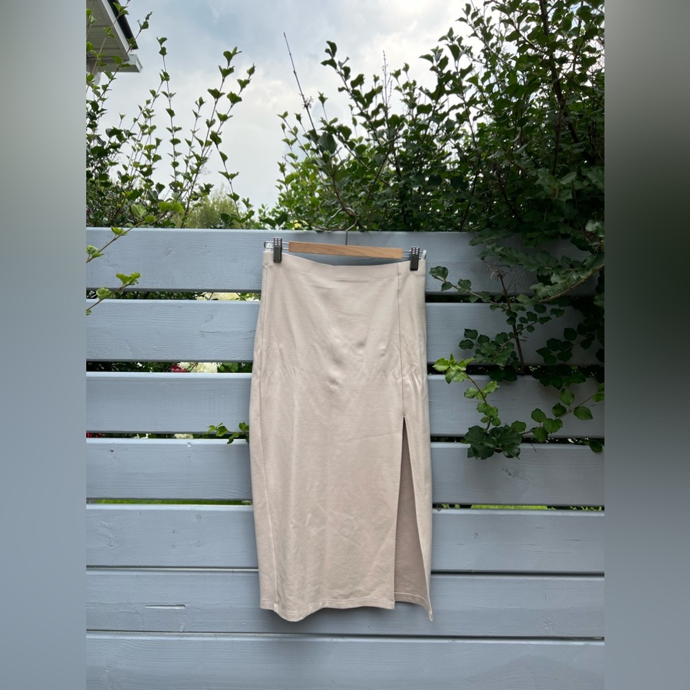 Babaton skirt with fron slit.